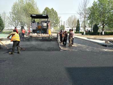 公園黑色瀝青路面攤鋪